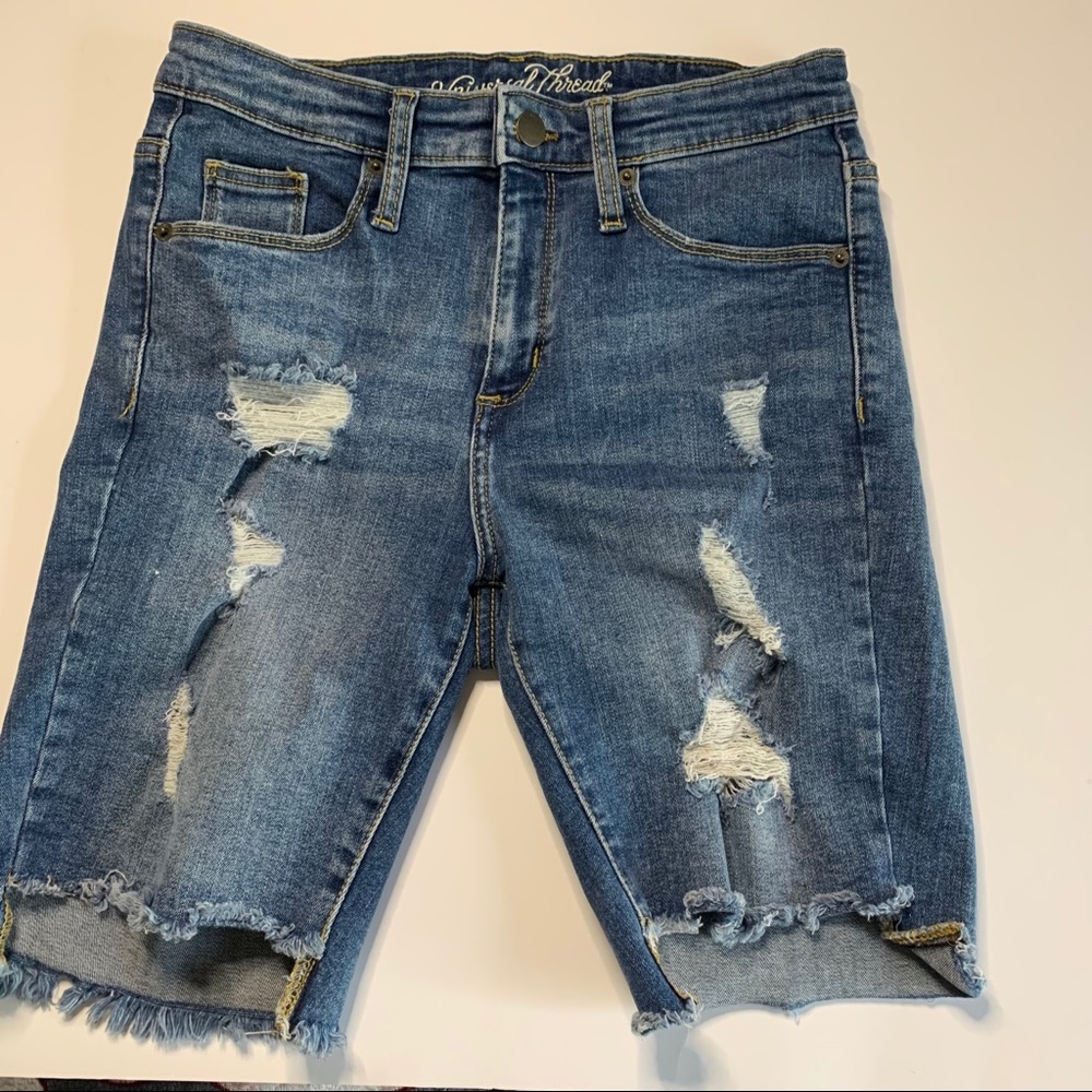 Mid-rise distressed Bermuda shorts!